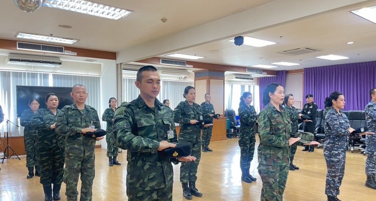 ฝึกบุคคลท่ามือเปล่า ตามแบบฝึกพระราชทาน ให้กับ นายทหารสัญญาบัตร ชั้นยศ พ.ท. ลงมา